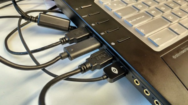 Tinglado correspondiente a las Oculus DK2. en el modelo comercial la cosa se ha reducido a 3 USB en la versión con 2 sensores.